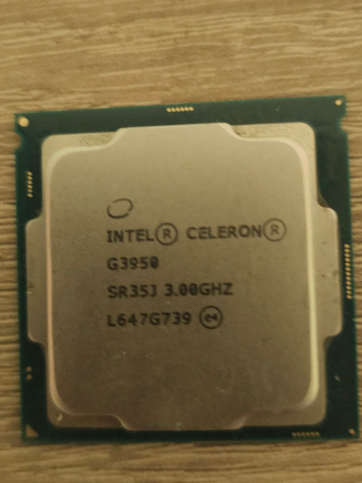 Изображение на Intel Celeron G3950 процесор с 3.00 GHz тактова честота и SR351 маркировка.